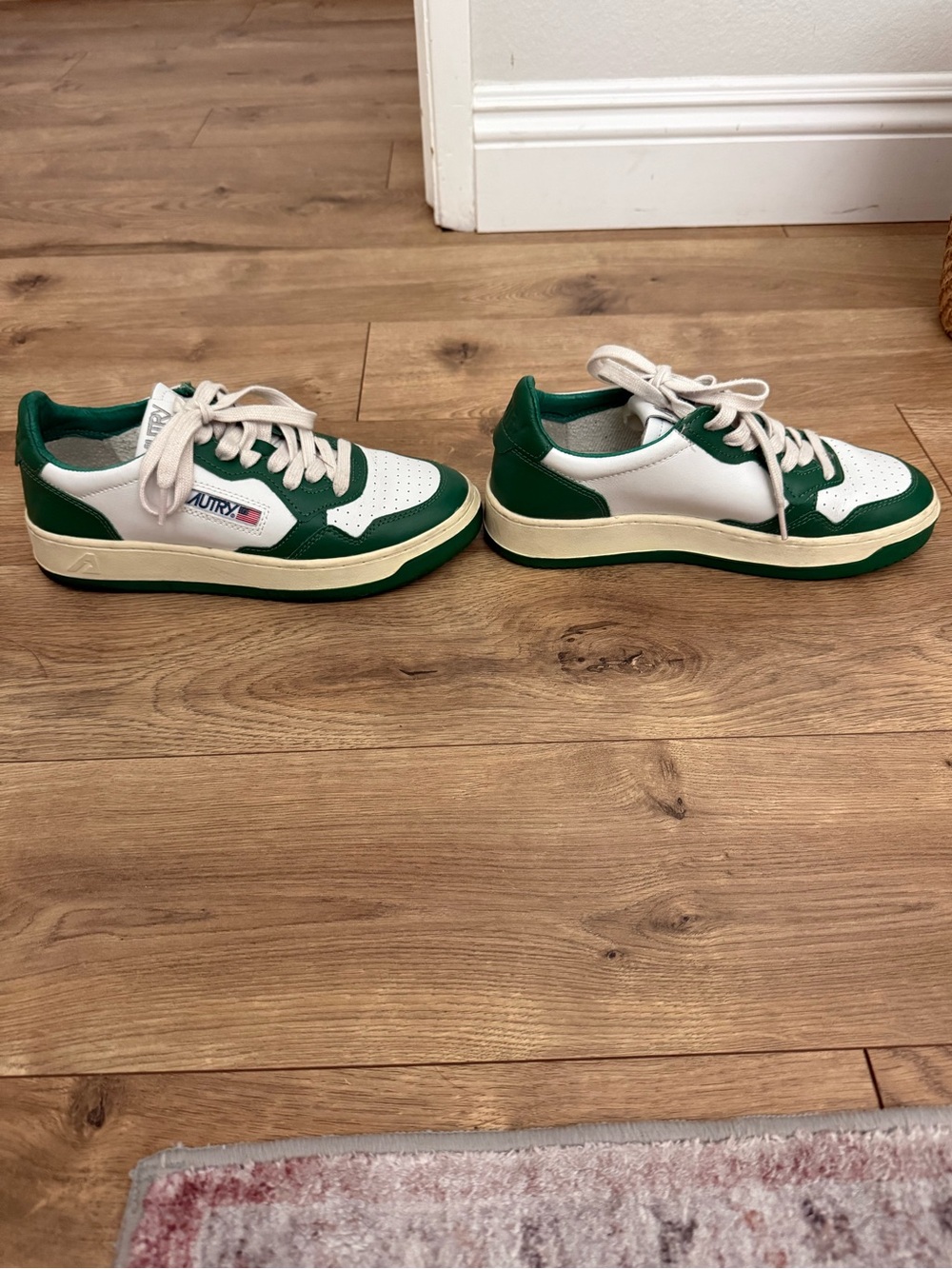 Autry Low-Top Sneakers in White and Green – Women's Casual Trainers